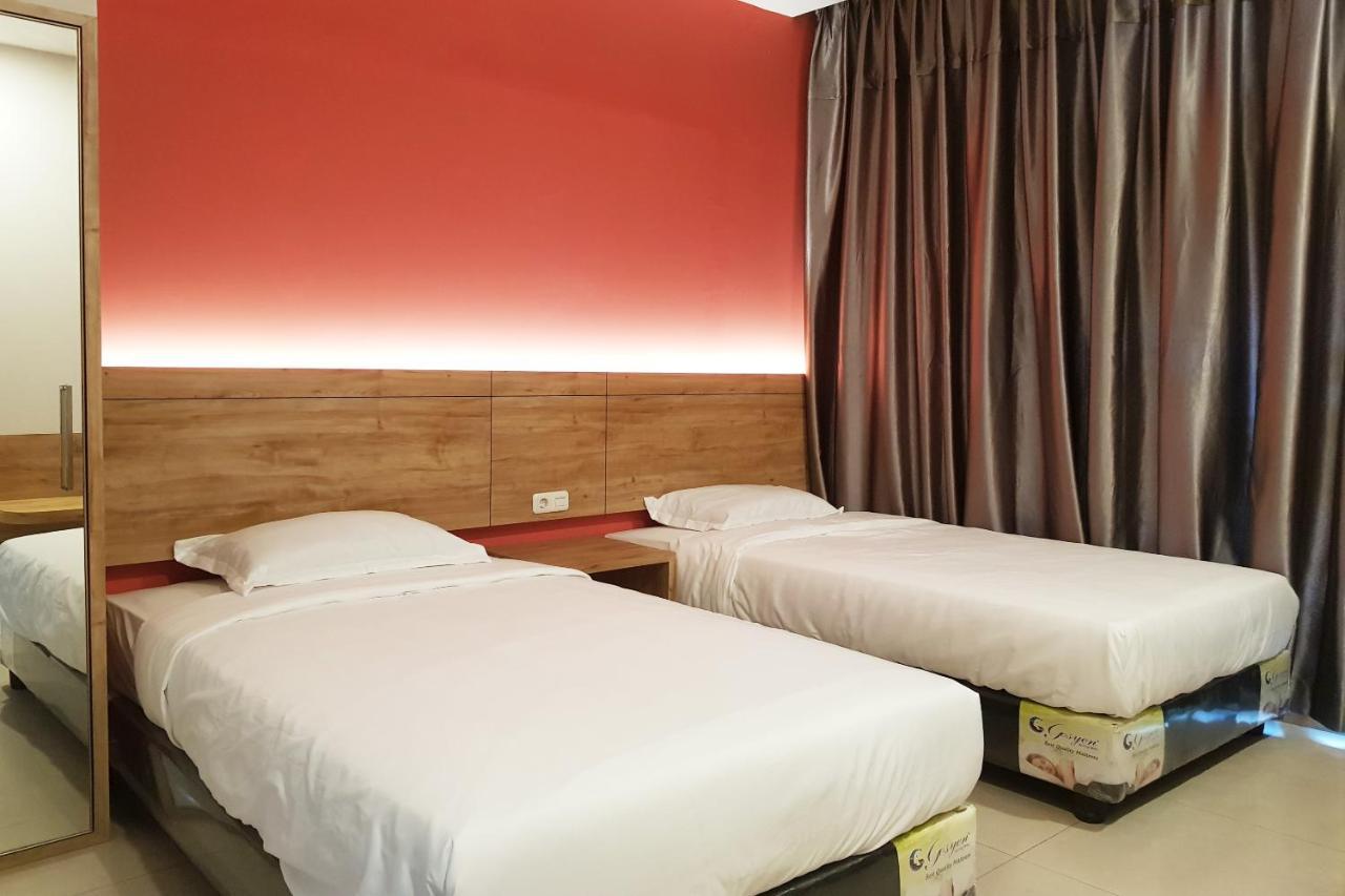 Oyo 90015 Platinum Guest House Medan Exterior photo