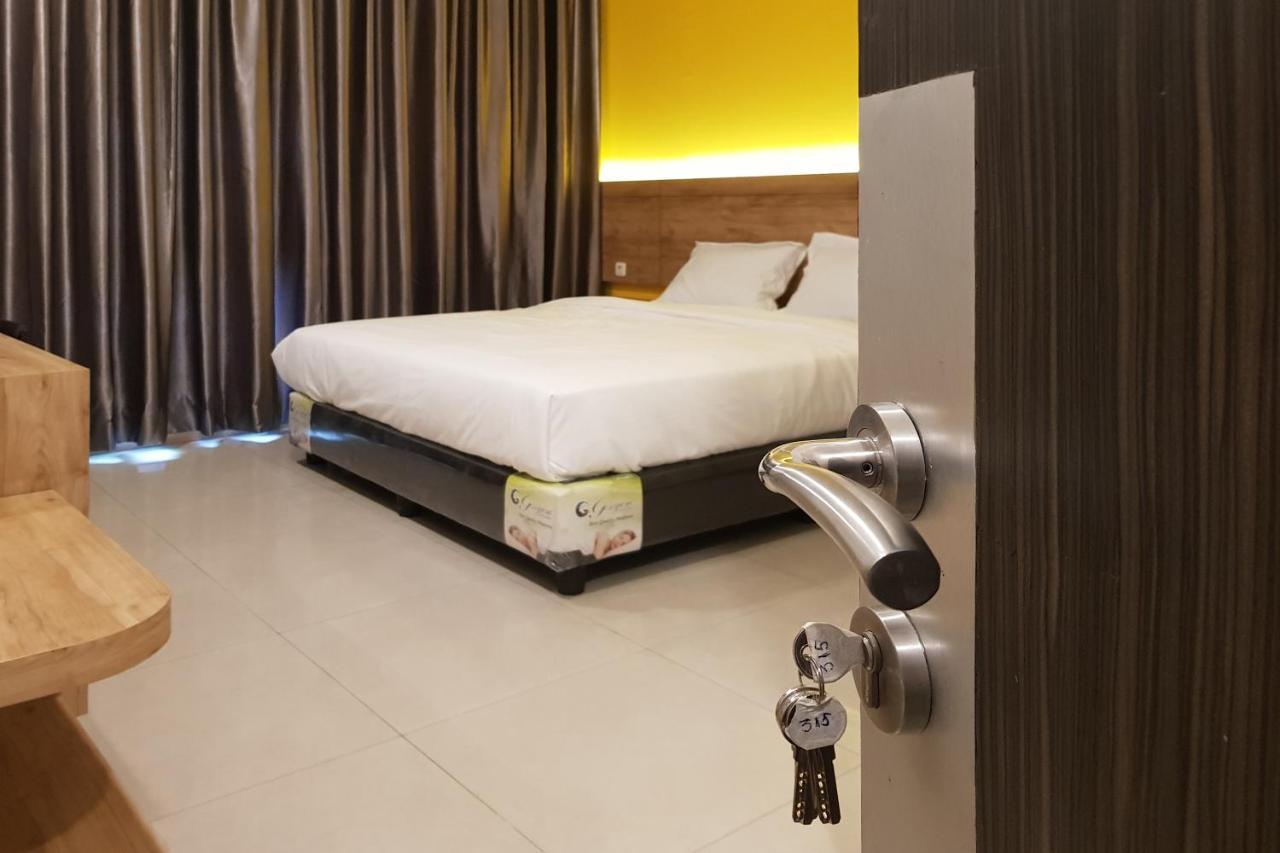 Oyo 90015 Platinum Guest House Medan Exterior photo