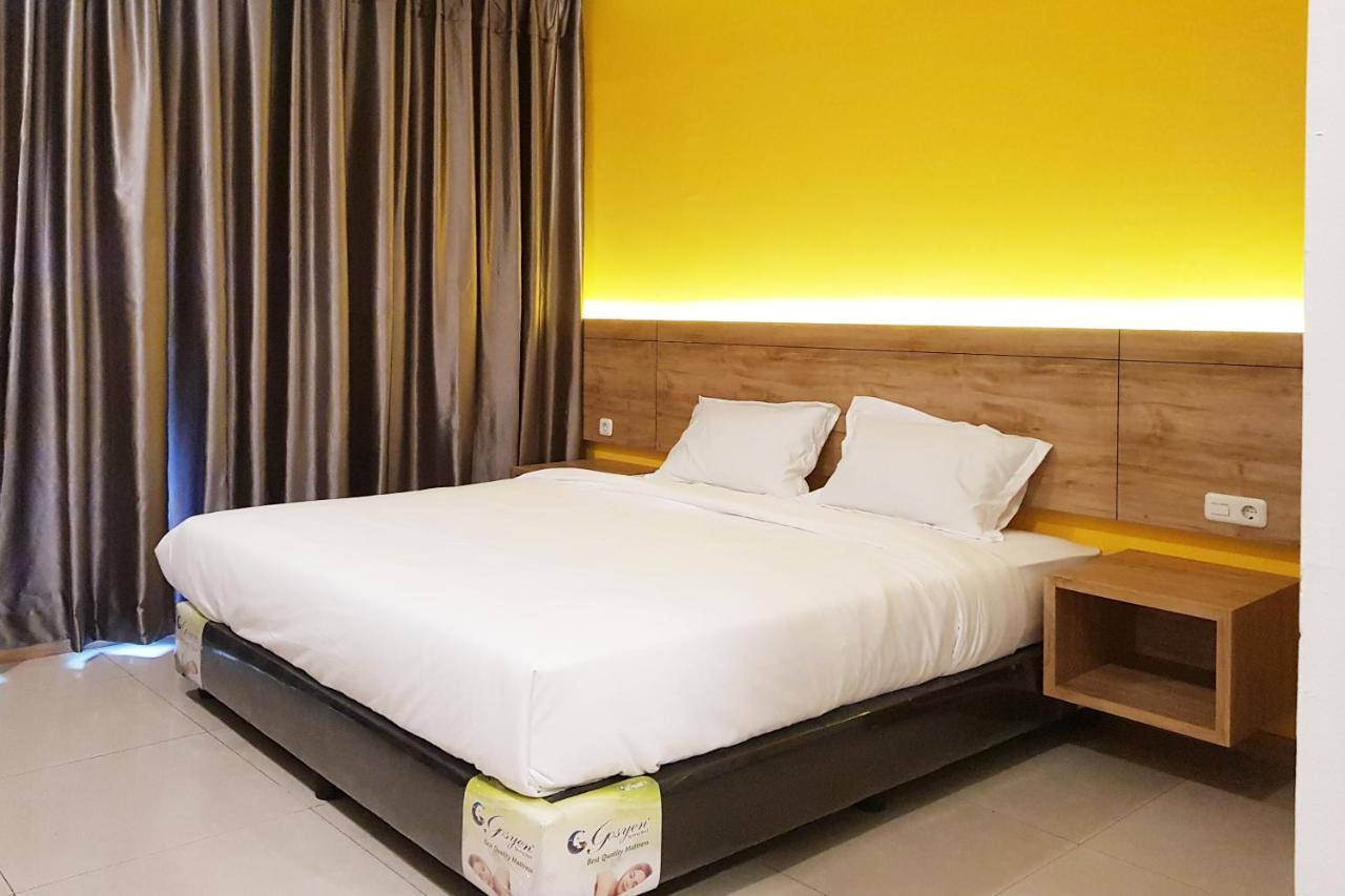 Oyo 90015 Platinum Guest House Medan Exterior photo