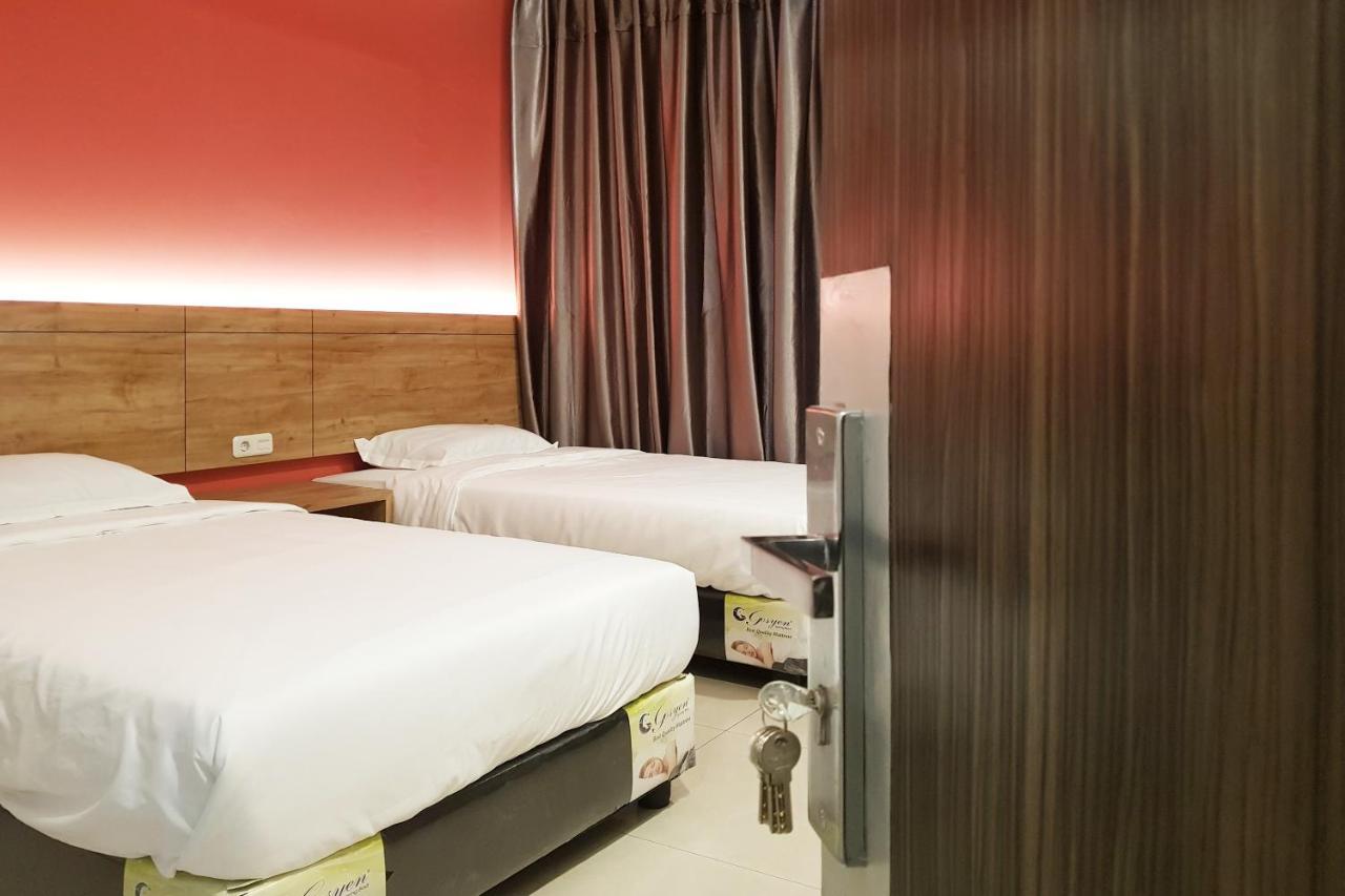 Oyo 90015 Platinum Guest House Medan Exterior photo