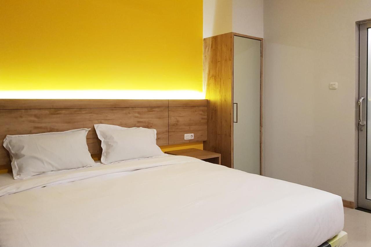 Oyo 90015 Platinum Guest House Medan Exterior photo