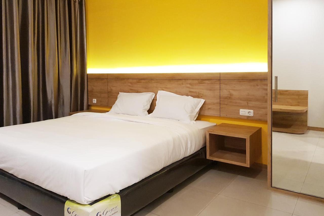 Oyo 90015 Platinum Guest House Medan Exterior photo