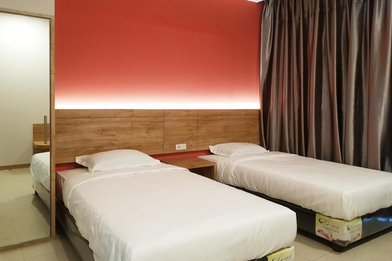 Oyo 90015 Platinum Guest House Medan Exterior photo
