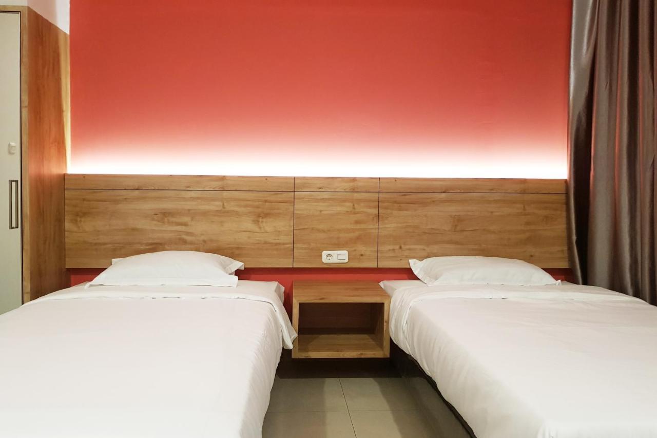 Oyo 90015 Platinum Guest House Medan Exterior photo