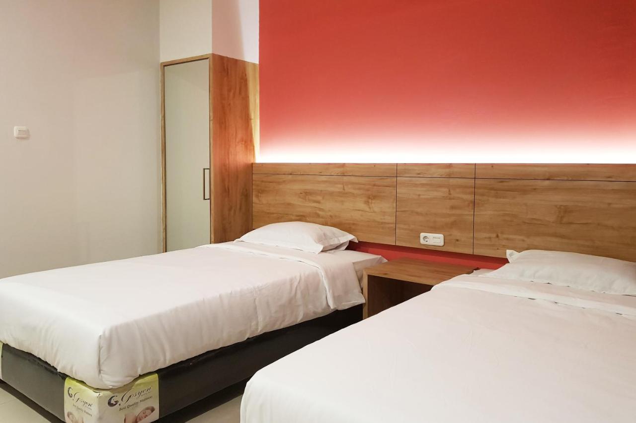 Oyo 90015 Platinum Guest House Medan Exterior photo