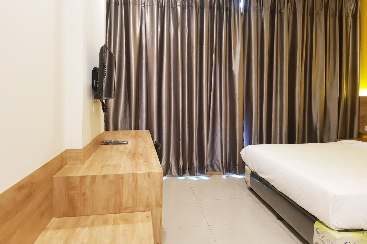 Oyo 90015 Platinum Guest House Medan Exterior photo